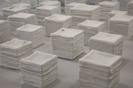 Cubes papier porcelaine et gaze de coton.  recherche sur la déchirure.                Dimensions - 7x7, 8.5x8.5, 10x10 création 2012 - Copie